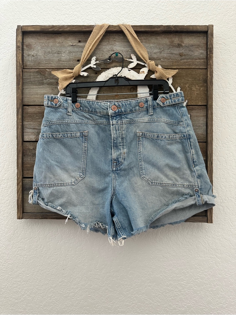 Free People We the Free Palmer rolled hem‎ Jean shorts size 32